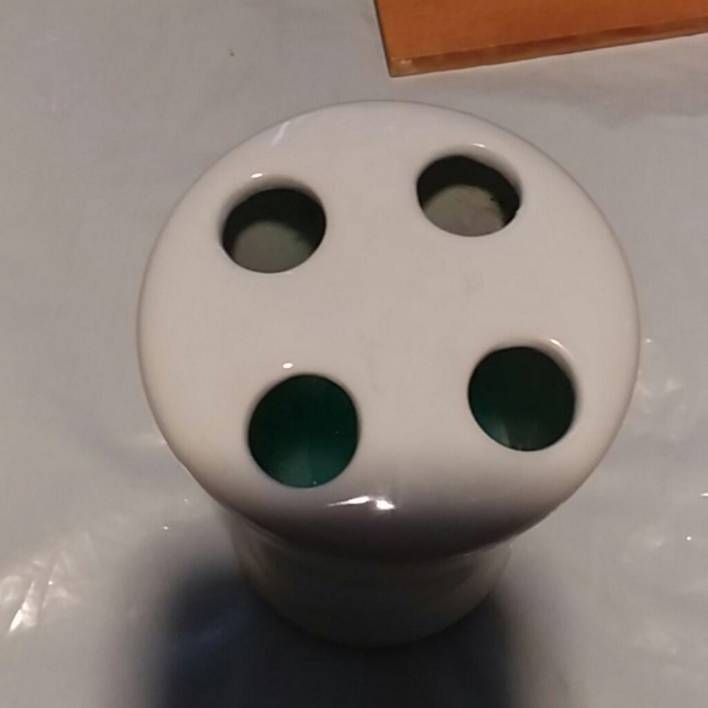 Toothbrush Holder - Picture 2 of 3
